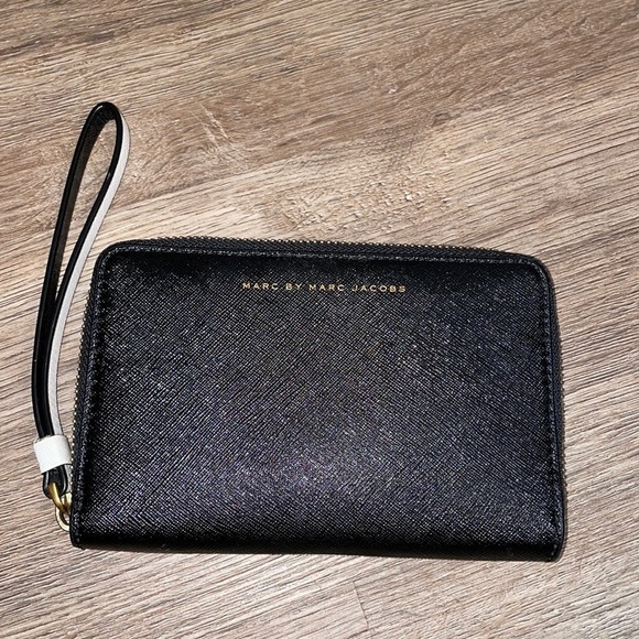 Marc By Marc Jacobs Handbags - Marc by Marc Jacobs black & white Zip Wristlet